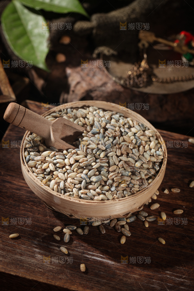 桌子上放着一篮蓝青稞米