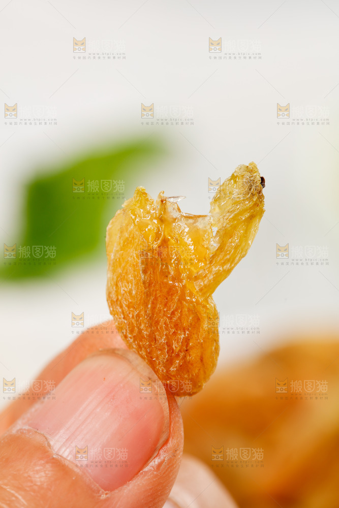 手里拿着黄葡萄干
