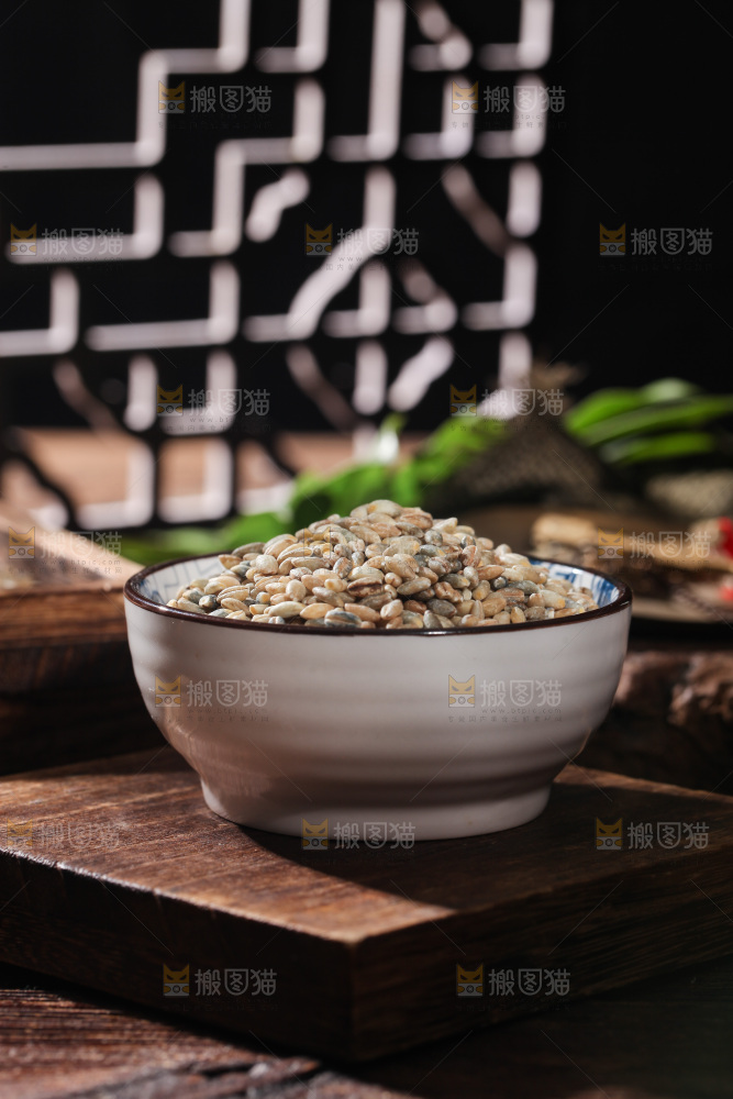 木板上放着一碗蓝青稞