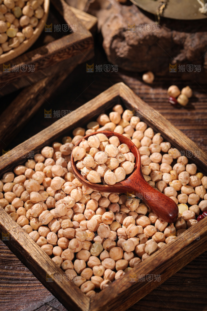 木盘里装着鹰嘴豆