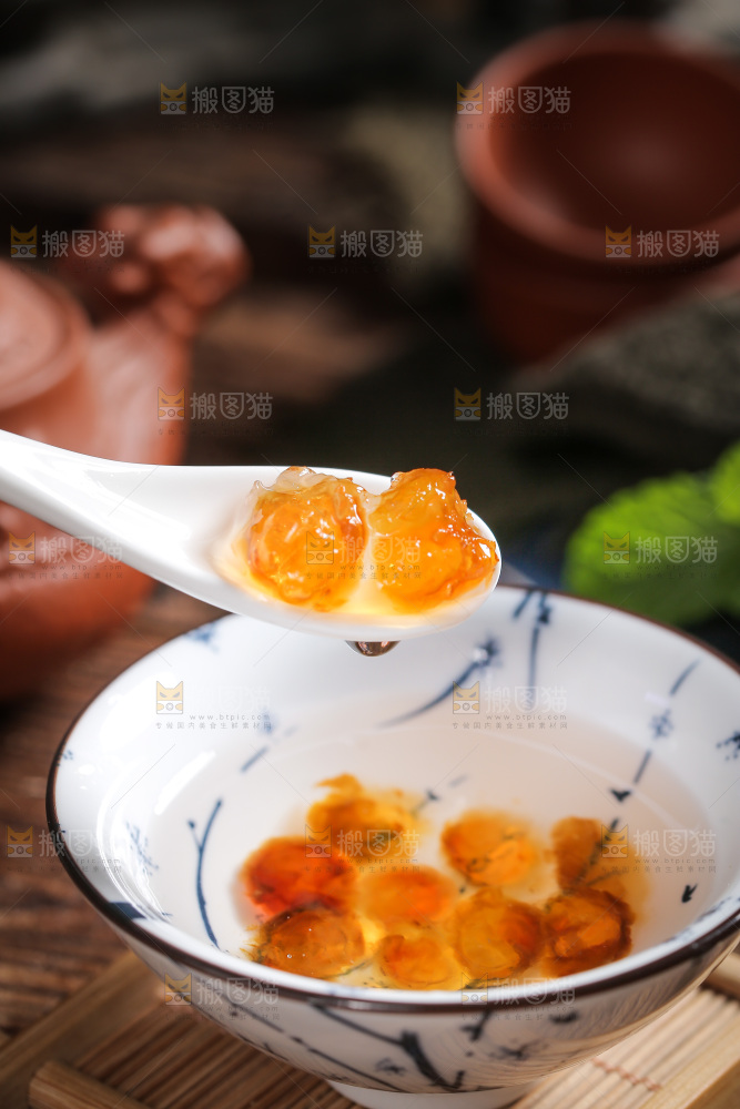 勺子上舀着泡发过的桃树胶
