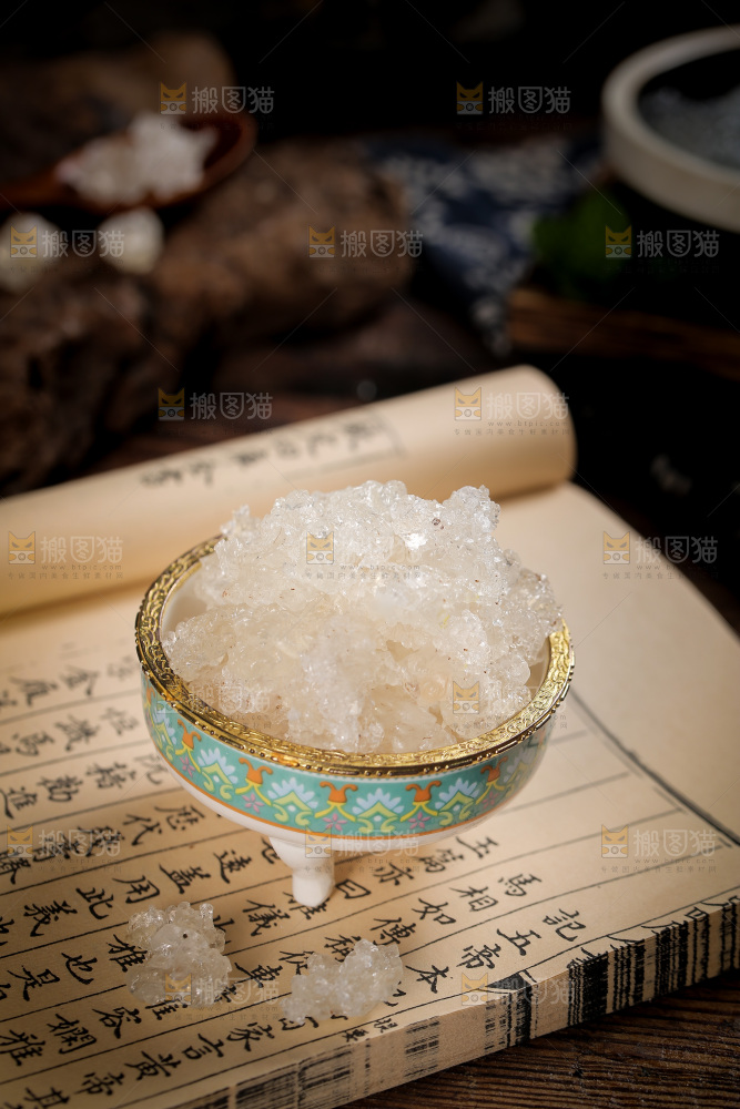 书上放着一碗云南雪燕