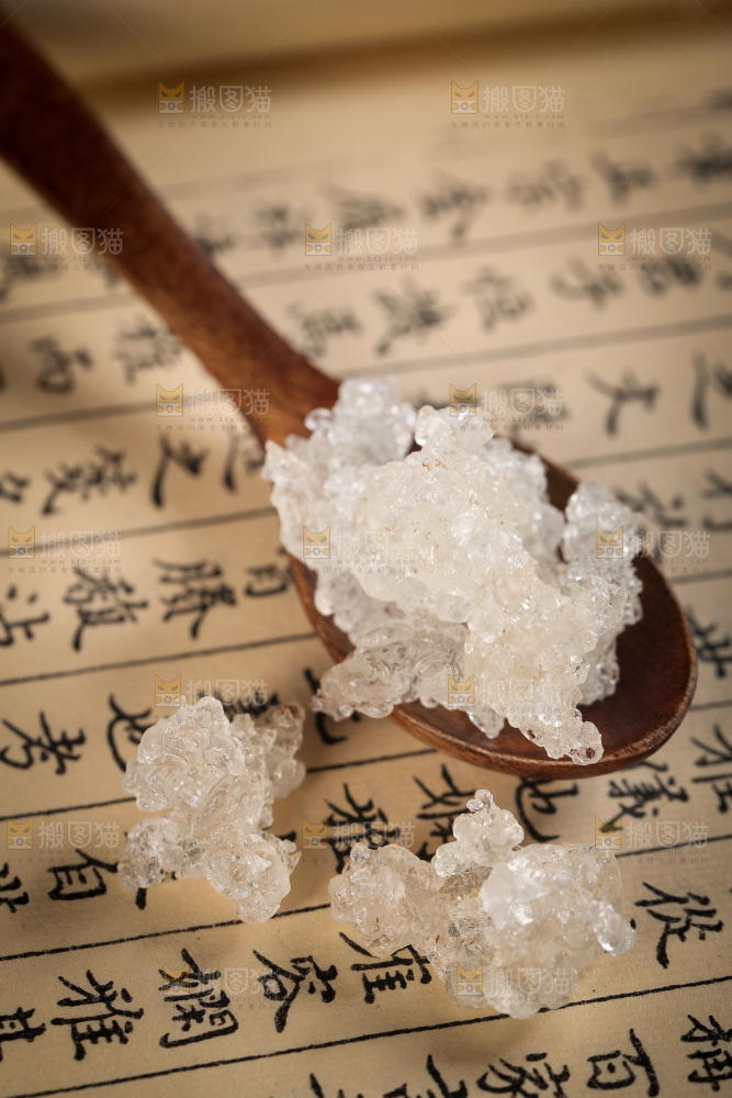 勺子上舀着拉丝雪燕
