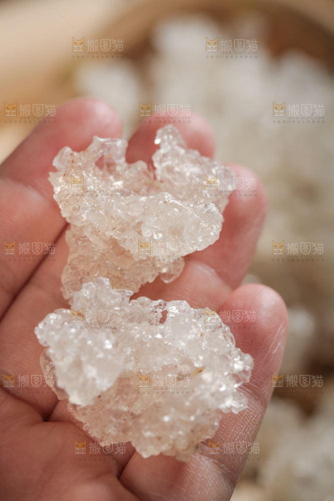 手里拿着拉丝雪燕