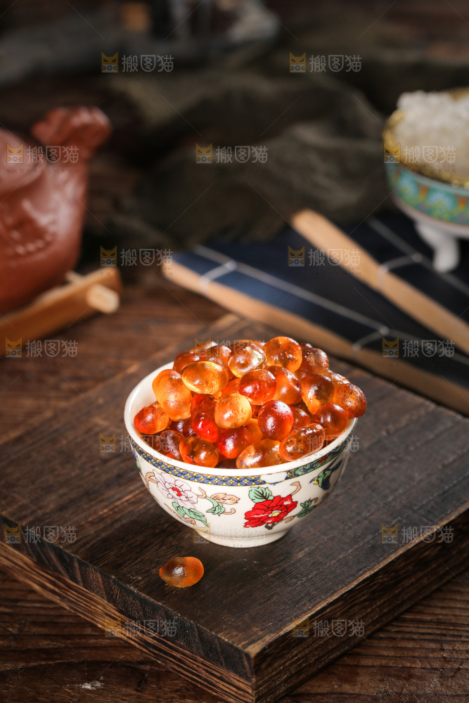 木板上放着一碗桃胶