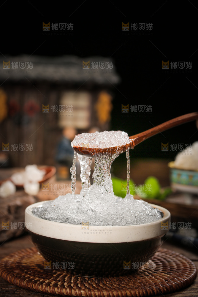 勺子上舀着拉丝雪燕