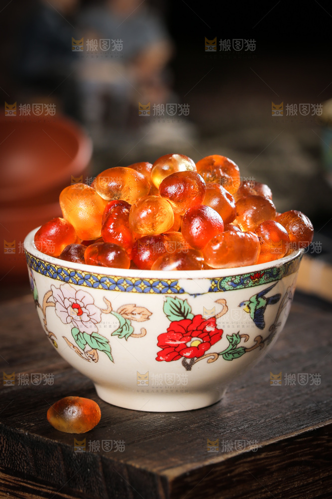 木板上放着一碗桃胶