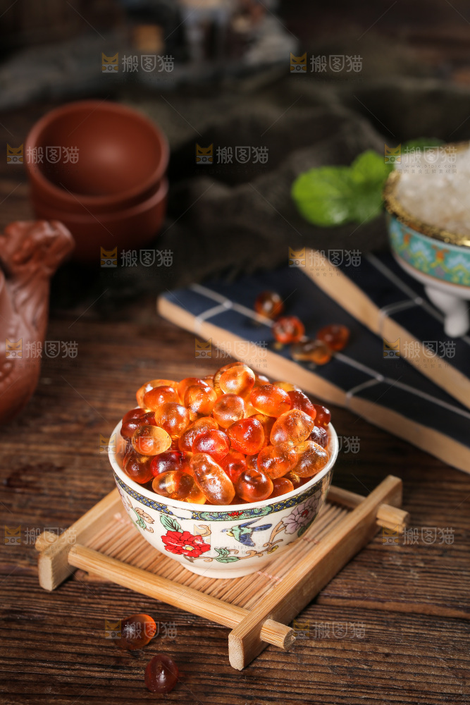 木板上放着一碗桃胶