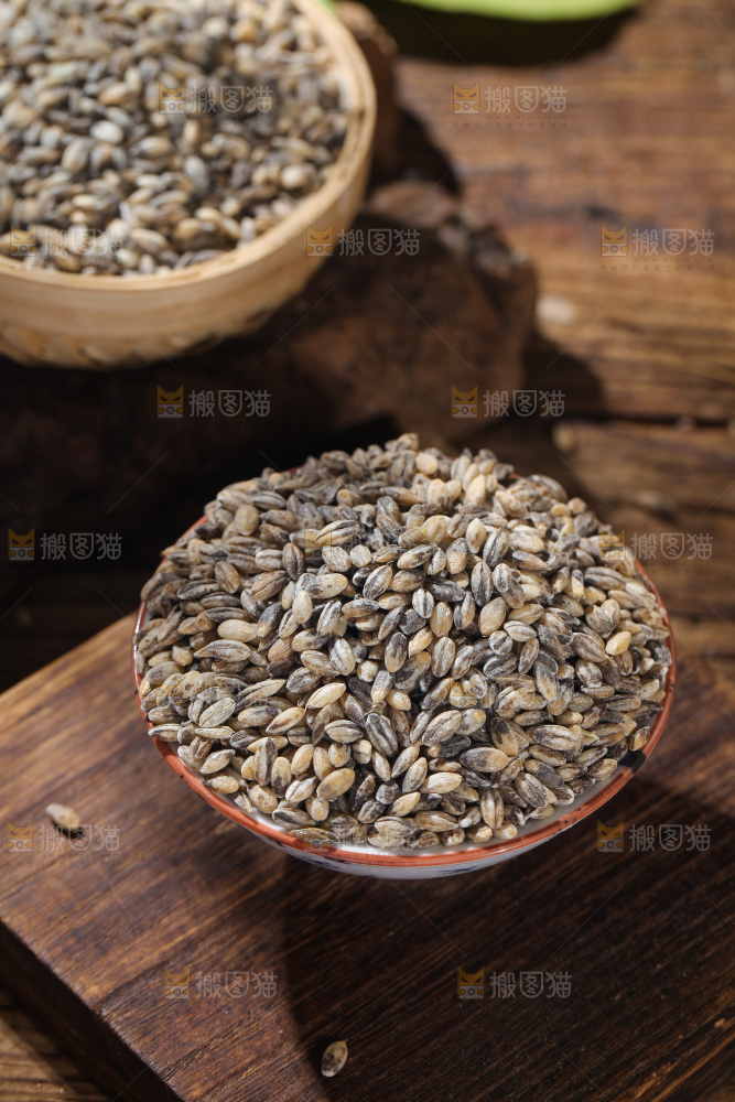 木板上放着一碗蓝青稞