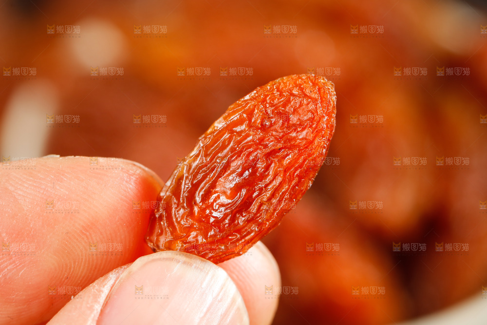 手里拿着红葡萄干