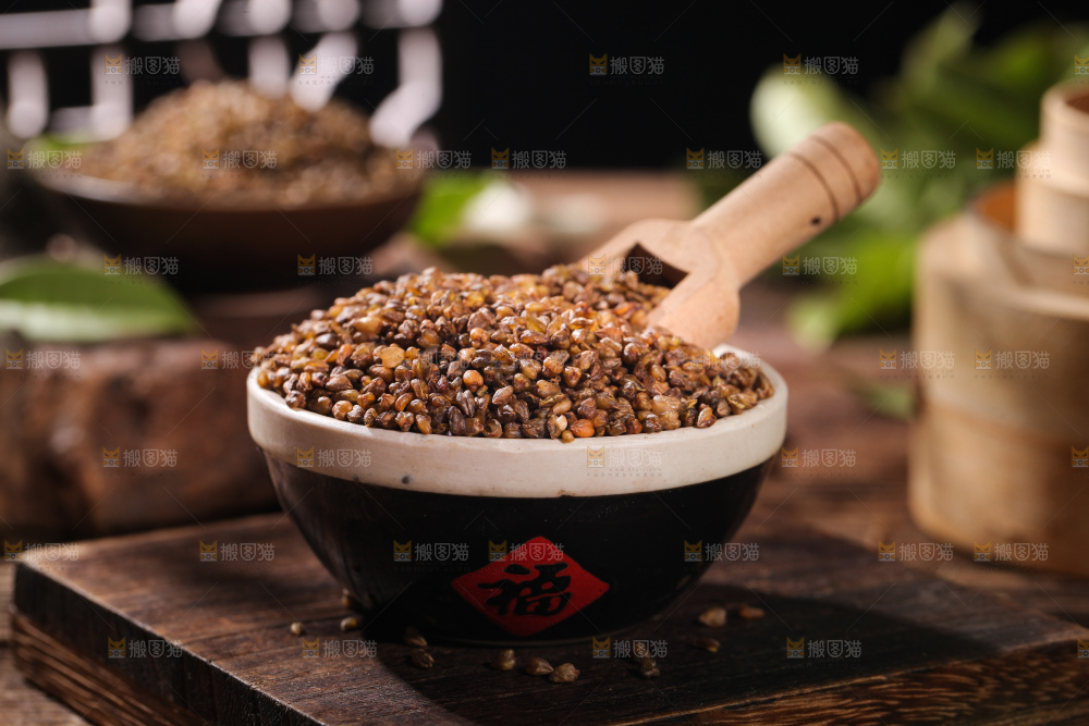 木板上放着一碗苦荞
