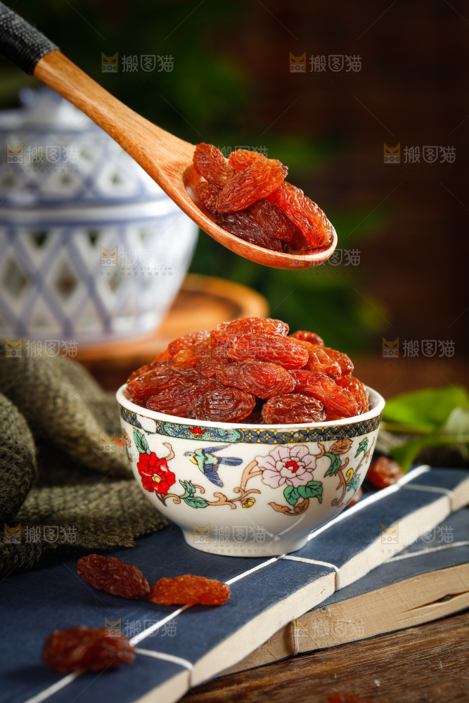 勺子里舀着红葡萄干