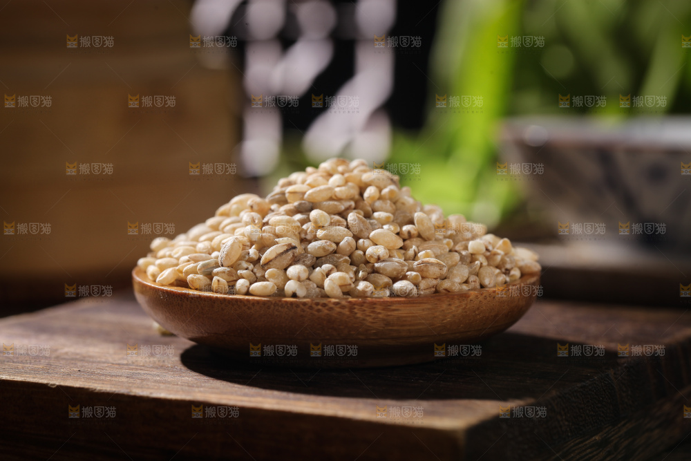 木桌上放着一盘白青稞米