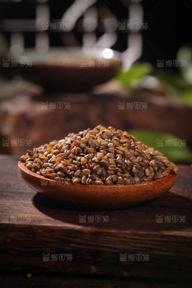 桌子上放着一盘苦荞米