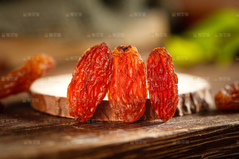 木板上放着红葡萄干