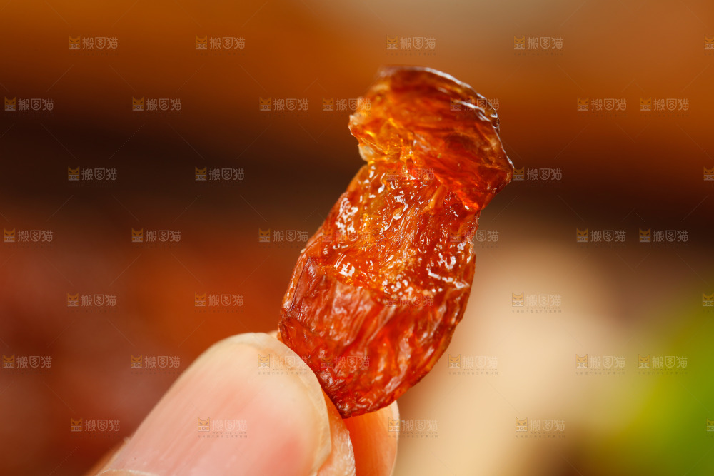手里拿着红葡萄干