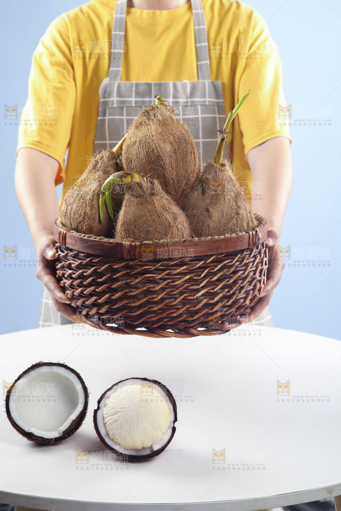 手里端着一篮椰宝