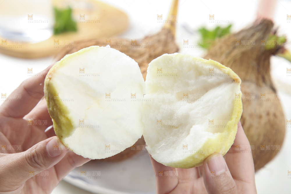 手掰开椰宝果肉