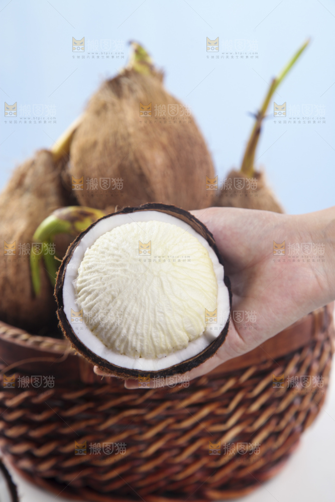手里拿着椰宝果肉