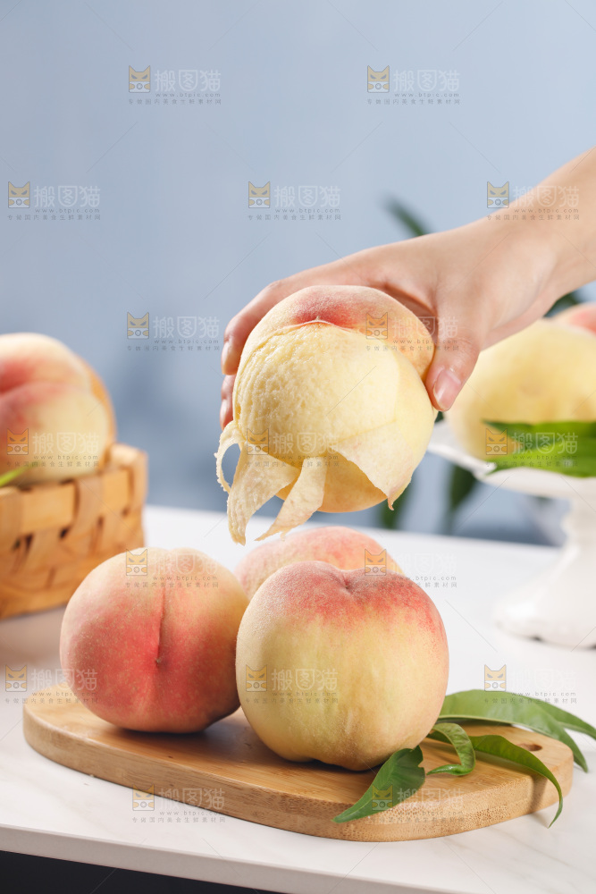 手里拿着水蜜桃