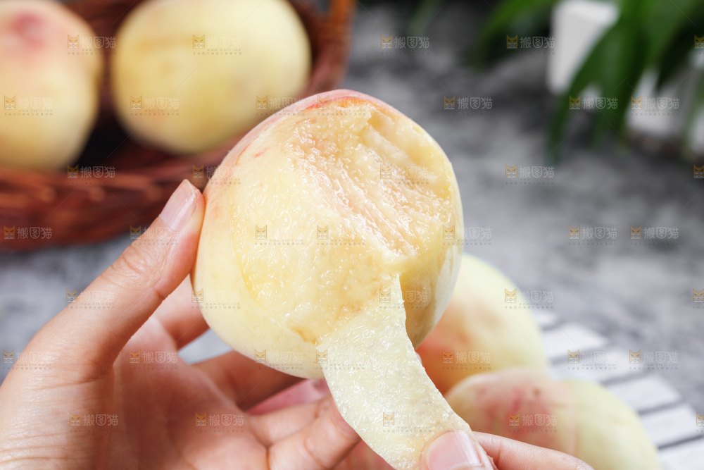 手里撕着皮水蜜桃
