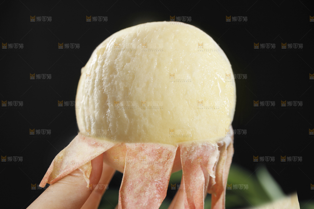 手里拿着水蜜桃