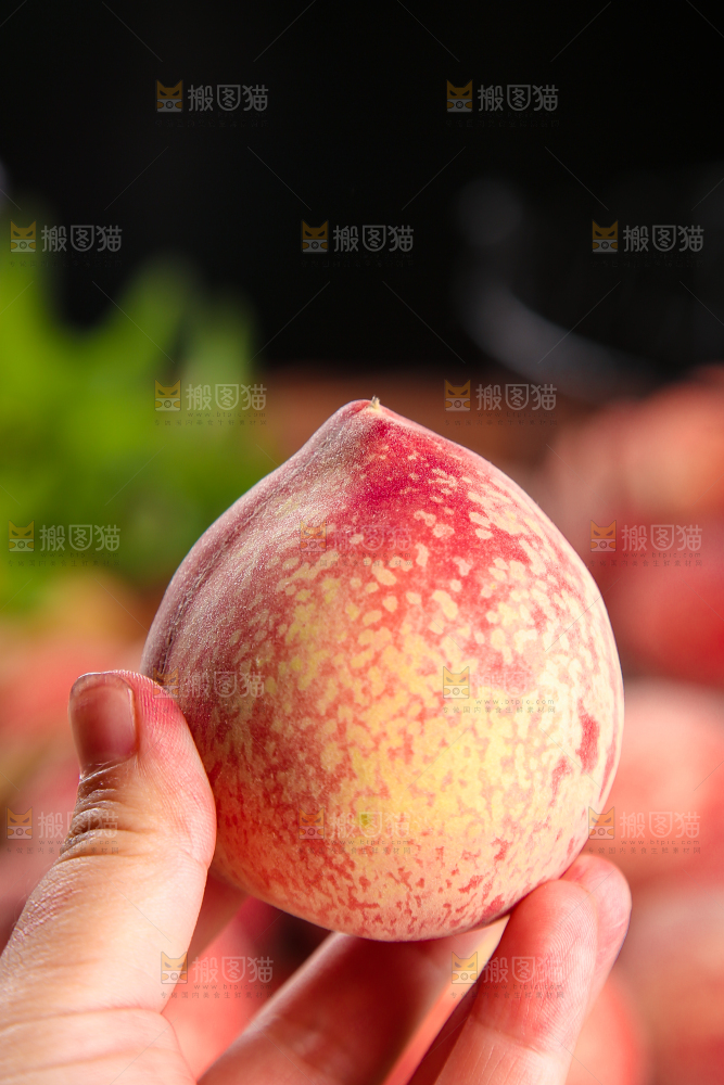 手里拿着血桃