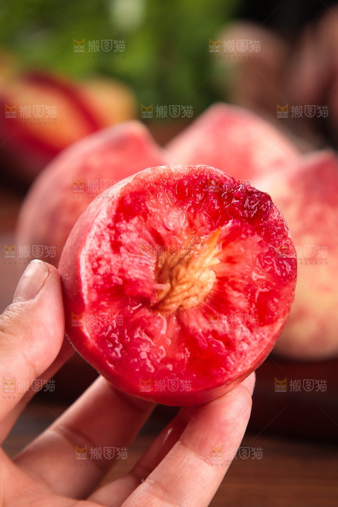 手里拿着血桃