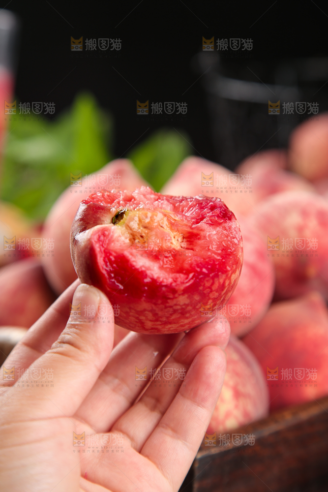 手里拿着胭脂红桃子