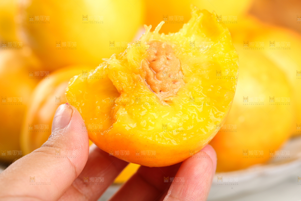 手里拿着黄油桃