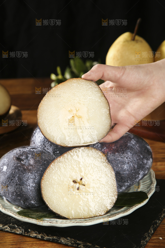 手拿着东北冻梨