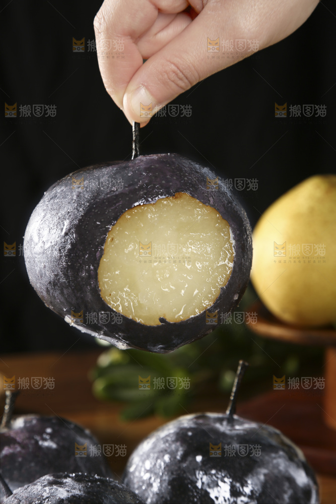 手里拿着冻梨