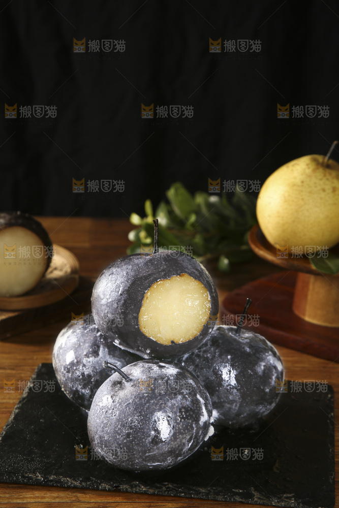 黑石板上放着一堆黑冻梨