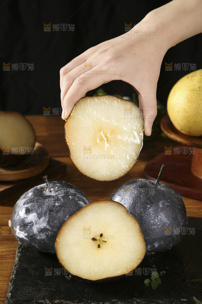 手里拿着半边冻梨