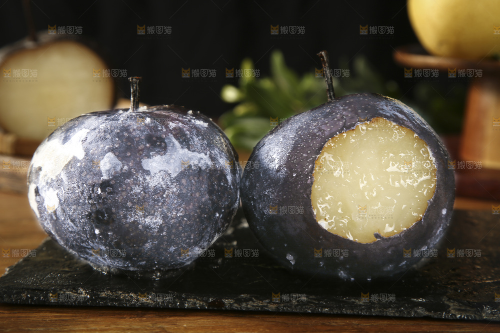 黑石板上放着冻梨