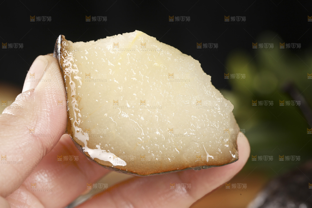 手拿着新鲜冻梨肉