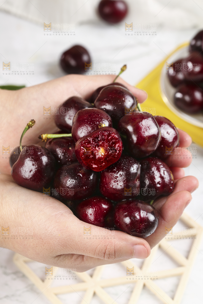 手里捧着进口车厘子
