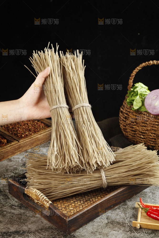 手里拿着红薯粉条