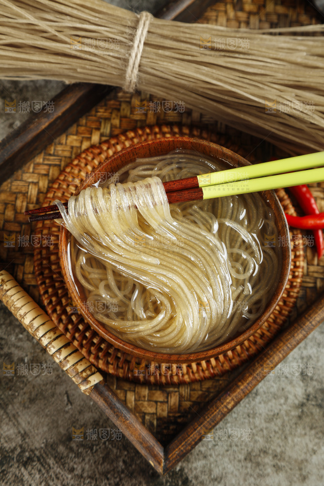 筷子夹起泡发的红薯粉