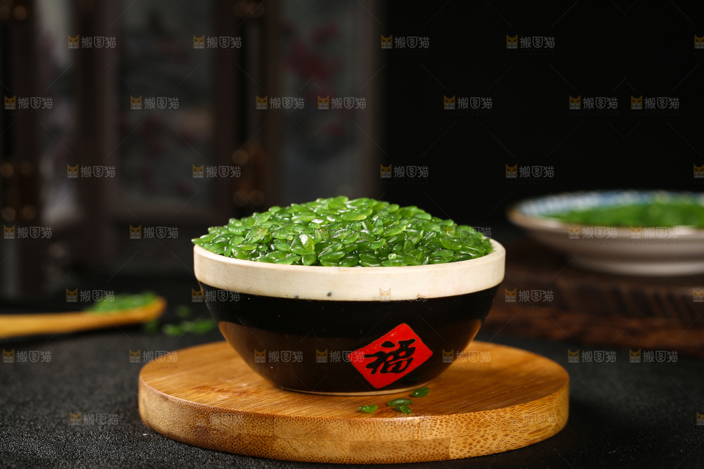 木底上放着一碗绿色大米