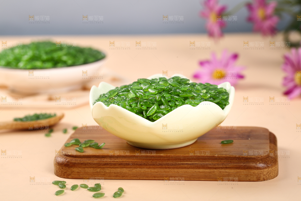 木底上放着一盘东北绿竹米