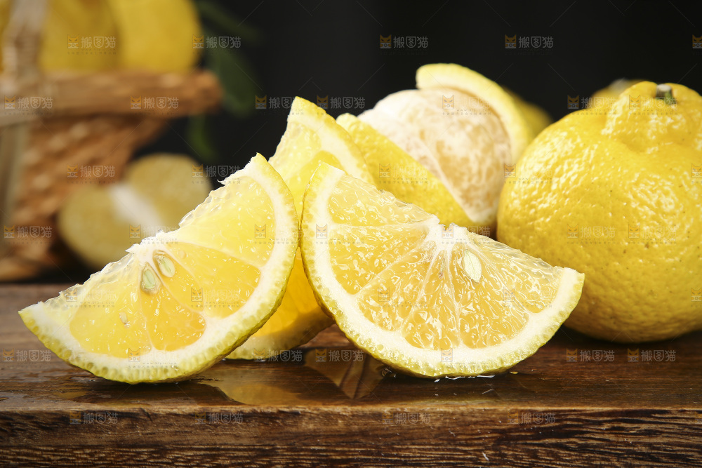木底上摆放着切开的黄金贡柚
