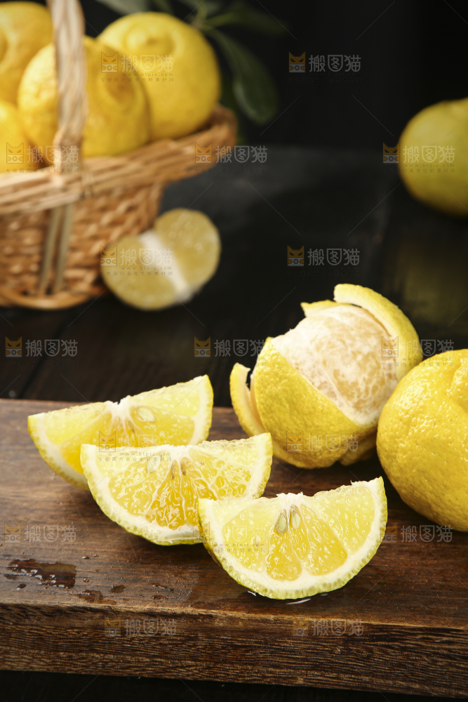 木底上摆放着切开的黄金贡柚