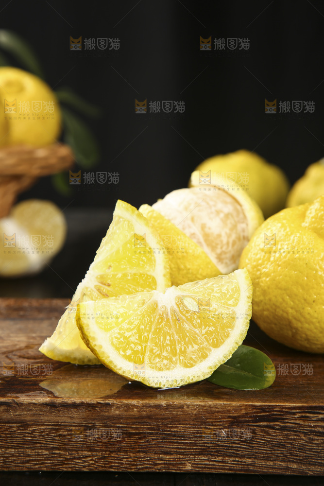 木底上摆放着切开的黄金贡柚