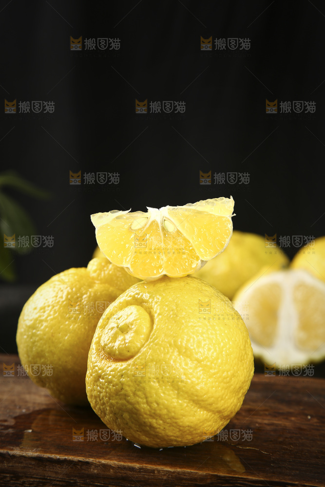 木底上摆放着黄金贡柚