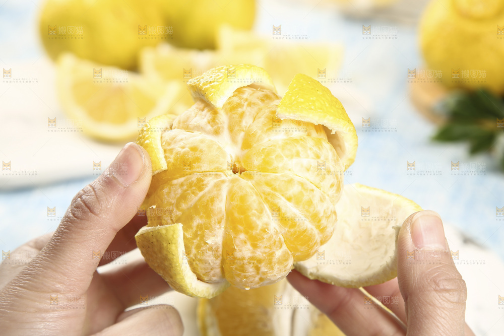 手里拿着贡柚