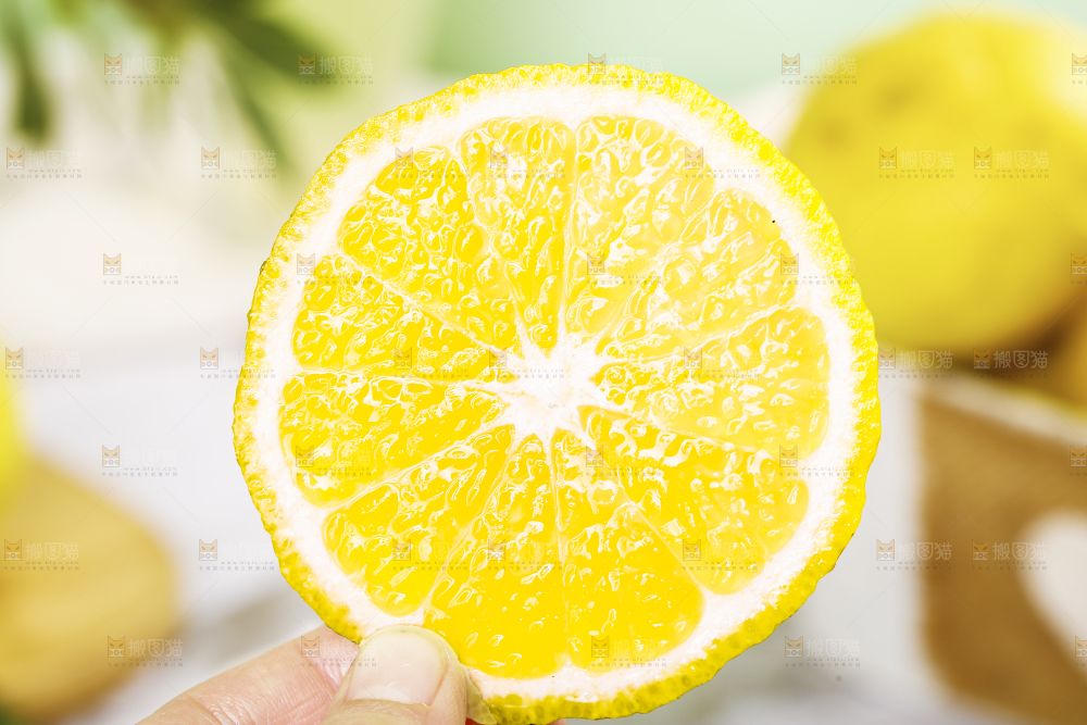 手里拿着切块的贡柚