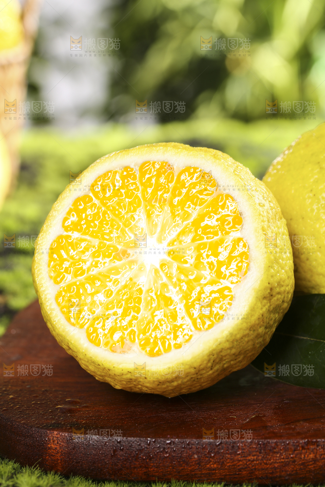 木板上放着黄金贡柚