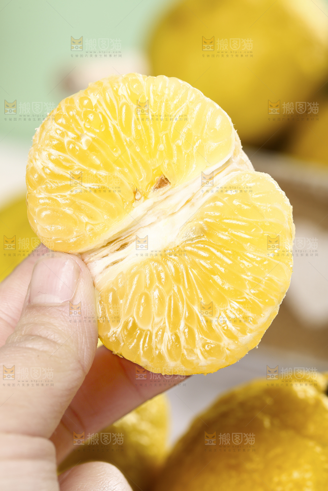 手拿着贡柚果肉