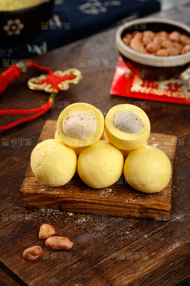 木板上放着黄米汤圆